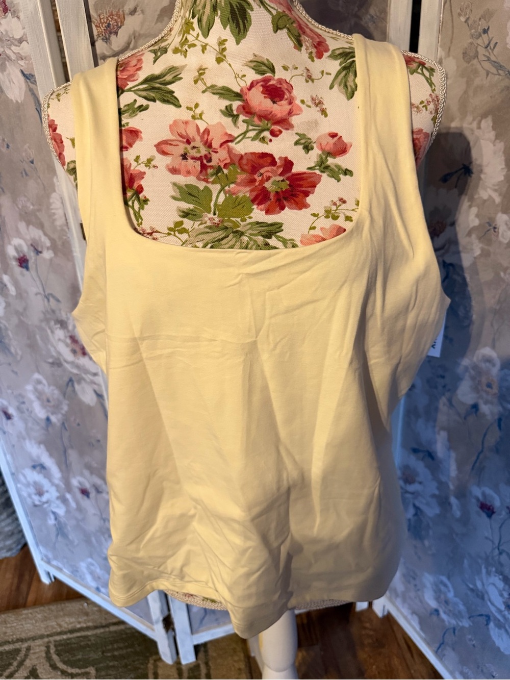 Old Navy cream-colored scoop-neck cropped tank top